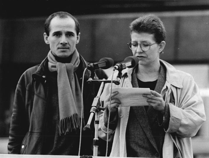 File:Bundesarchiv Bild 183-1989-1104-034, Berlin, Demonstration, Rede Schall, Mühe.jpg