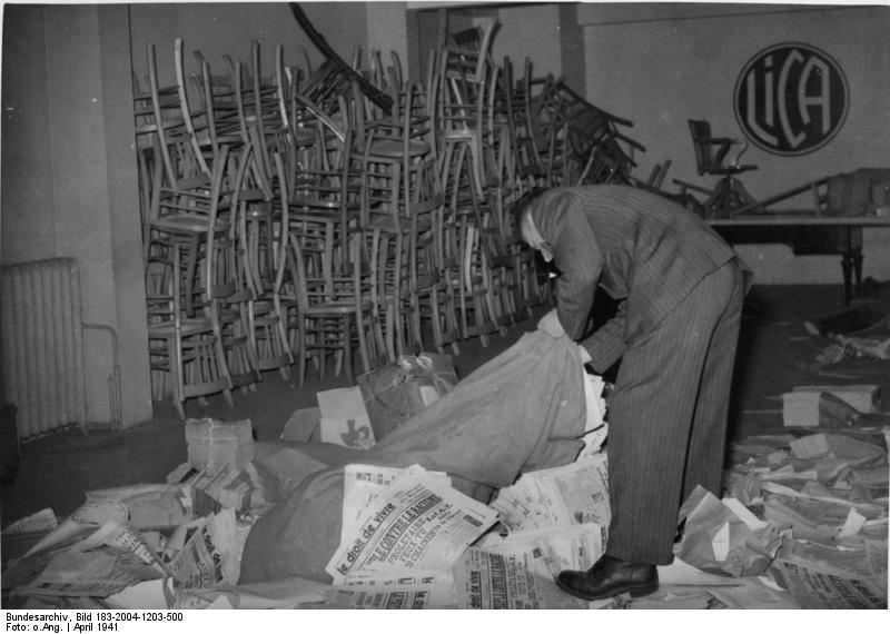 File:Bundesarchiv Bild 183-2004-1203-500, Besetzung eines Büros der LICA durch die RNP, Reinigung.jpg