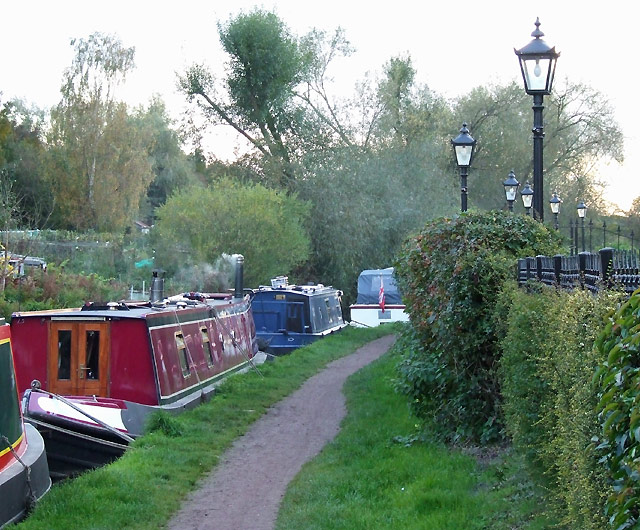 File:Canal moorings at Compton, Wolverhampton - geograph.org.uk - 1023633.jpg