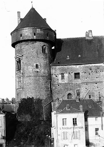 File:Château - Tour d'angle - Laval - Médiathèque de l'architecture et du patrimoine - APMH00034805.jpg