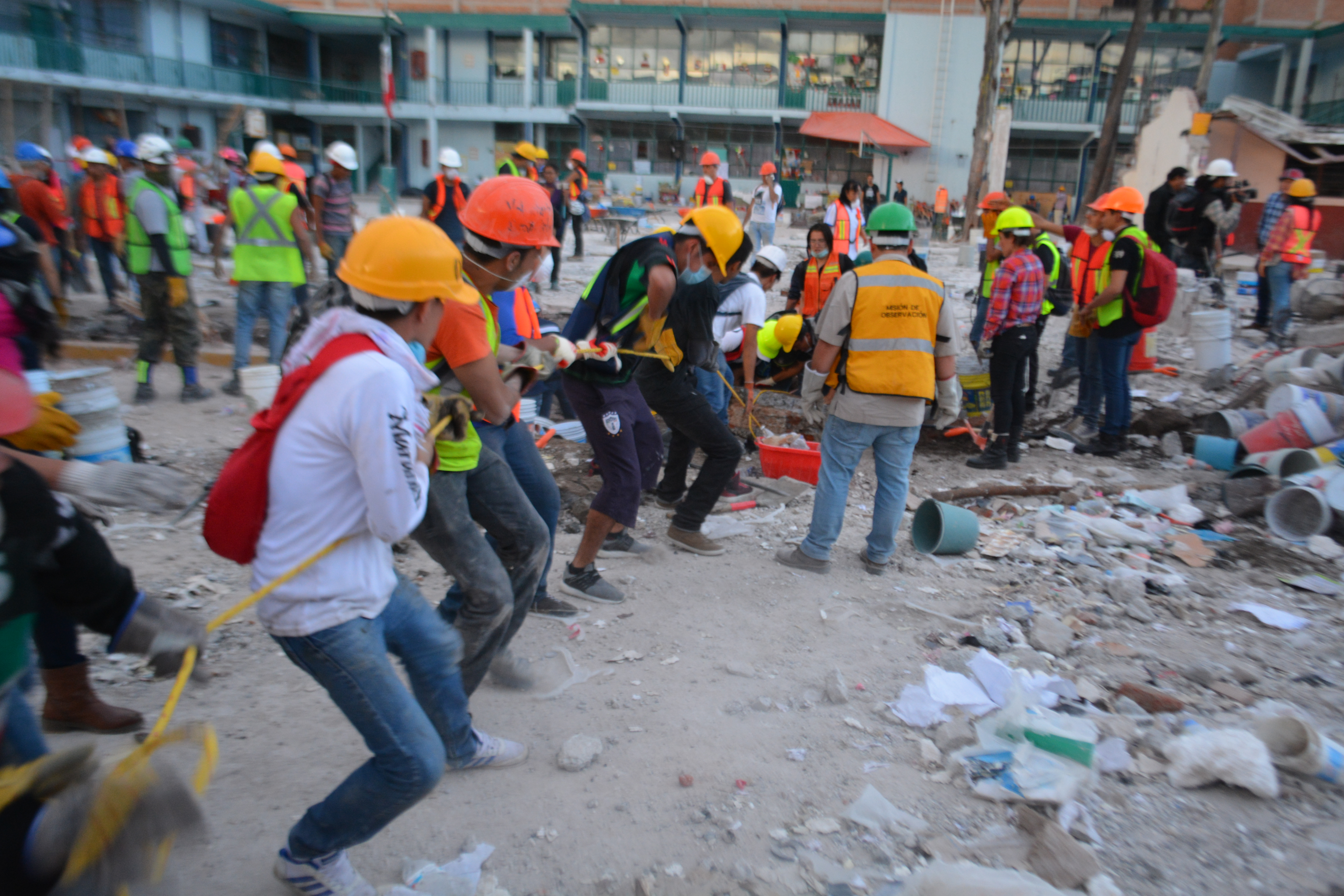 Volunteers in debris removal. Voluntary work in a collapsed building in Chimalpopoca and Bolívar, colonia Obrera, Mexico City.