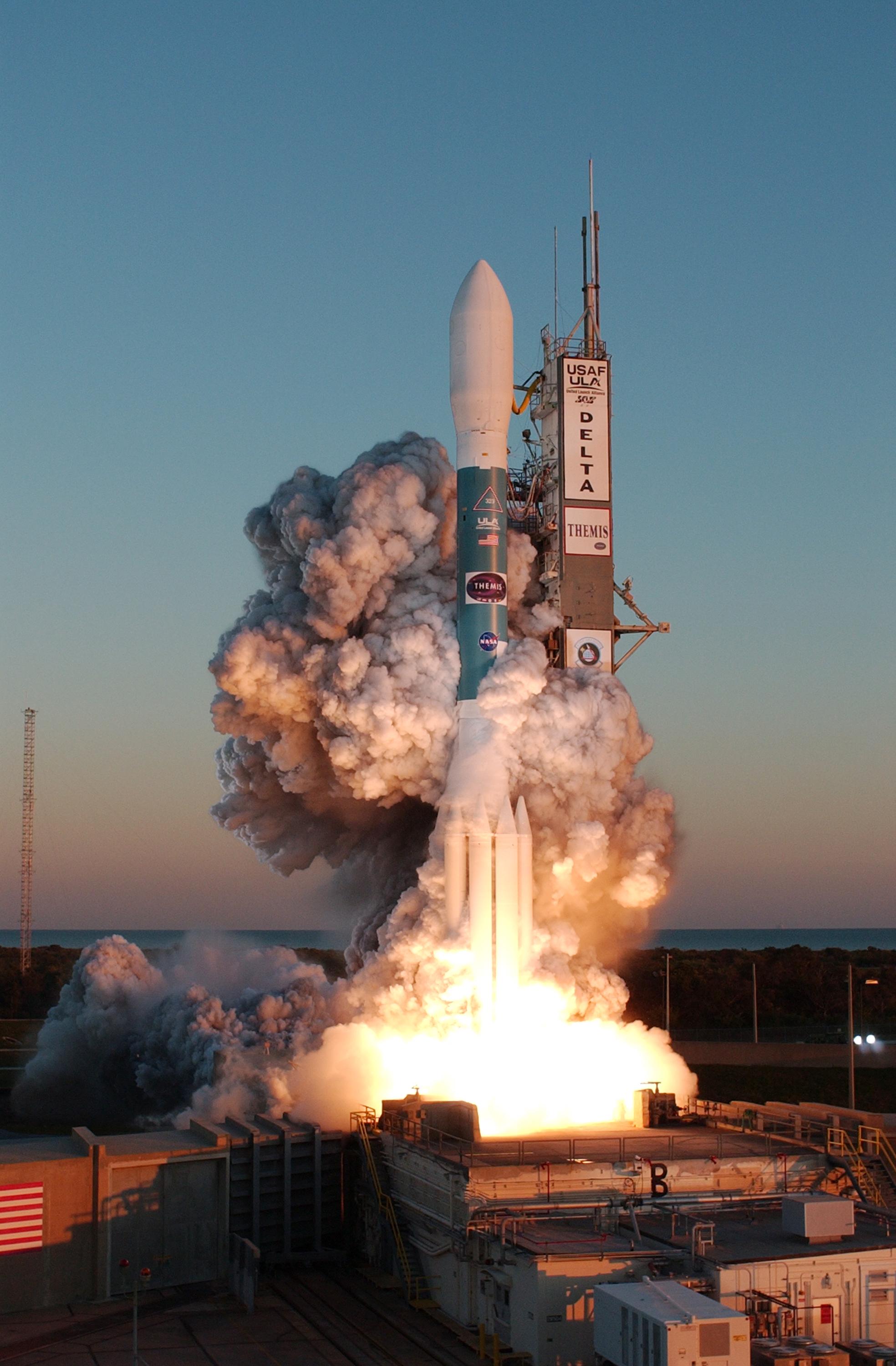 File:Clouds of smoke around the 323rd Delta rocket on launch pad 17B ...