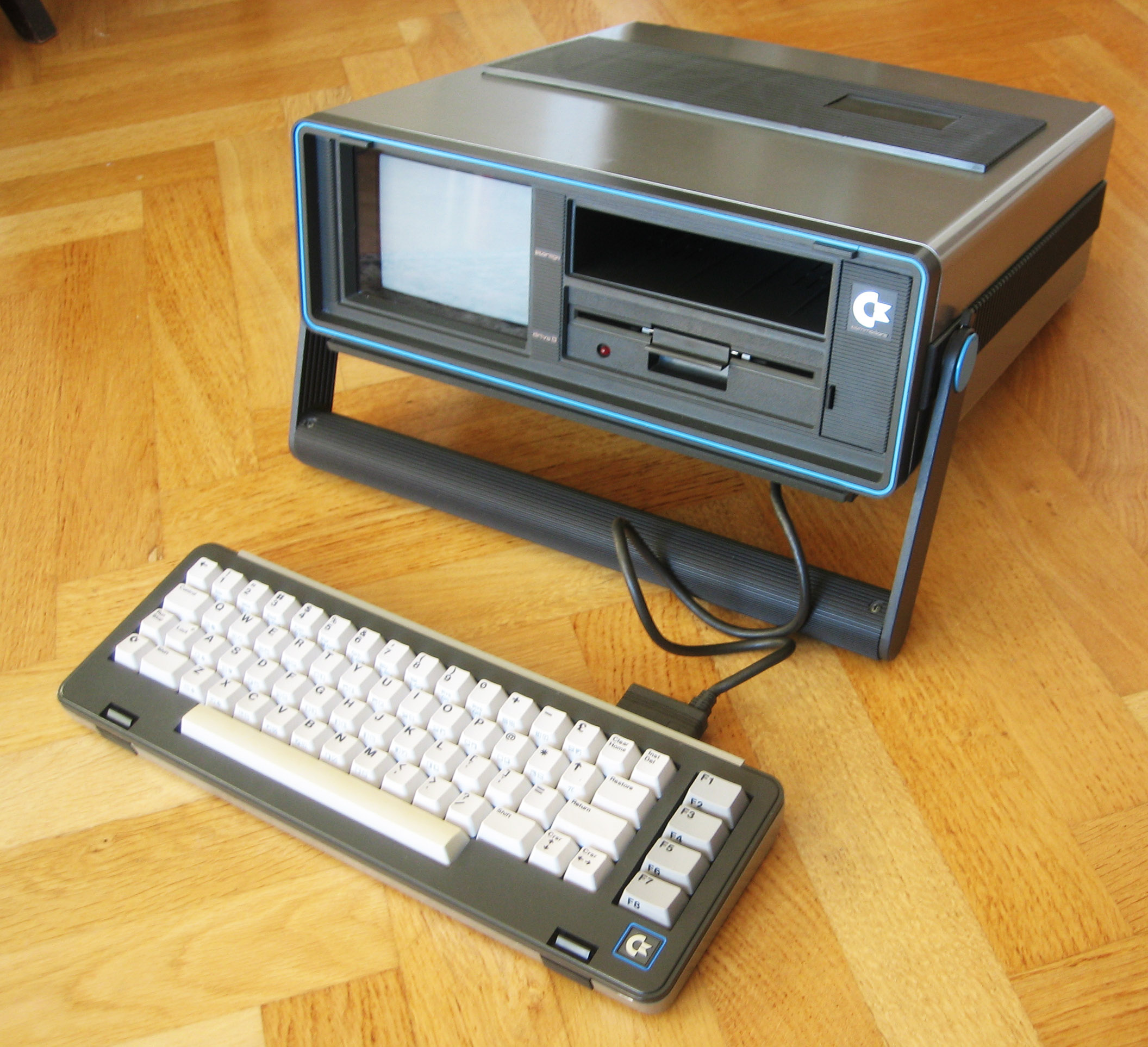 Commodore_SX-64_front_4.jpg