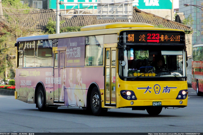 File:Danan Bus 250-FP right side to Zhongxiao West Road 20141231.jpg
