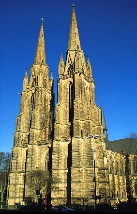 File:Elisabethkirche-Marburg.jpg