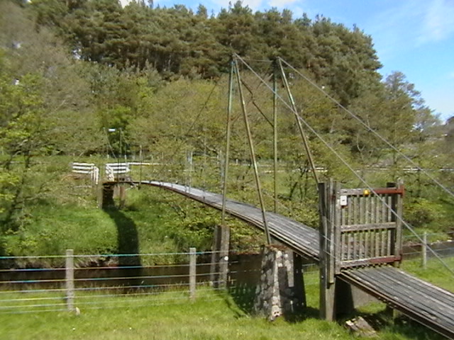 File:Footbridge near Rochester - geograph.org.uk - 718770.jpg