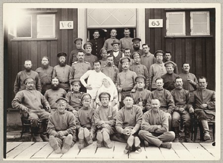 Gruppbild på ryska krigsfångar i Horserødlägret.