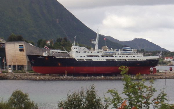 File:Hurtigruten MS Finnmarken.jpg