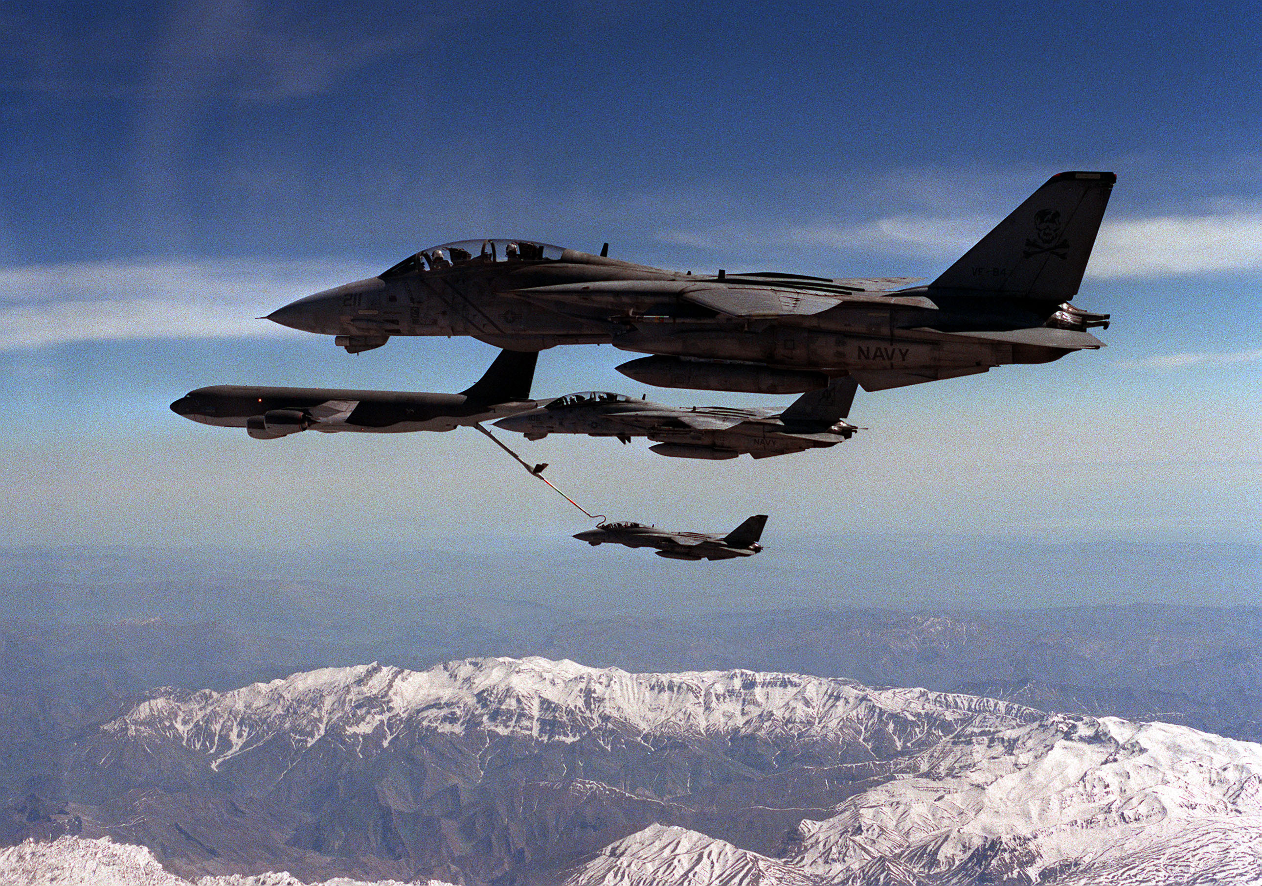 File:KC-135R Stratotanker refuels F-14A Tomcats of VF-41 and VF-84