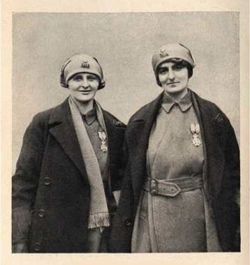 Elsie Knocker y Mairi Chisholm muestran sus medallas de la Orden de Leopoldo II de Bélgica por su valor y salvar a miles de soldados en la Segunda Guerra Mundial.