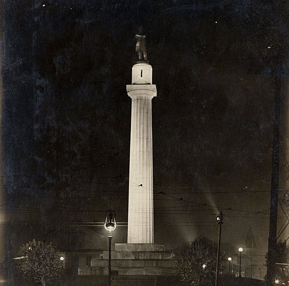 File:Lee Circle at night Teunisson 1917.jpg