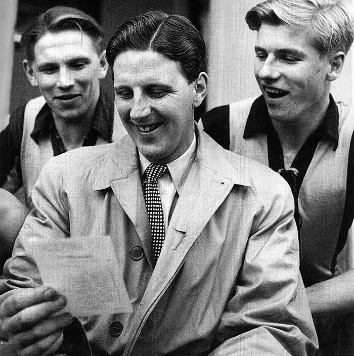 Nyman in 1950 together with Hammarby IF together with players Allan Sparr (left) and [[Hans Nell]] (right).