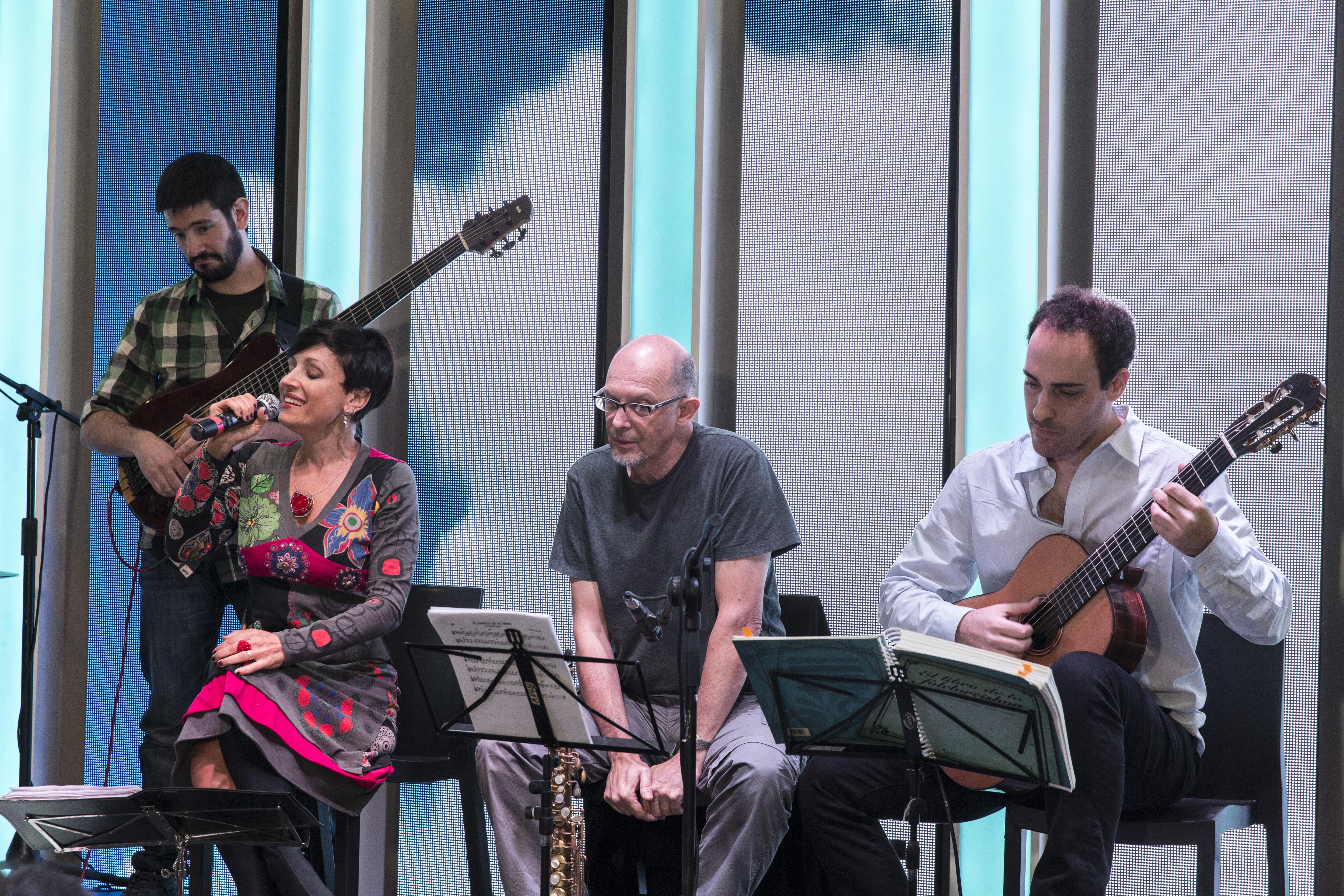 Lorena Astudillo en la presentación del libro Folcloréishon, en la 41.ª Feria Internacional del Libro de Buenos Aires, 24 de abril de 2015, junto con los músicos Federico Beilinson, Pablo Gindre y Joaquín Zaidman.