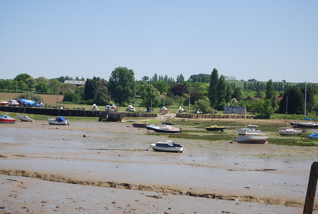 File:Lower Halstow Wharf - geograph.org.uk - 2106698.jpg