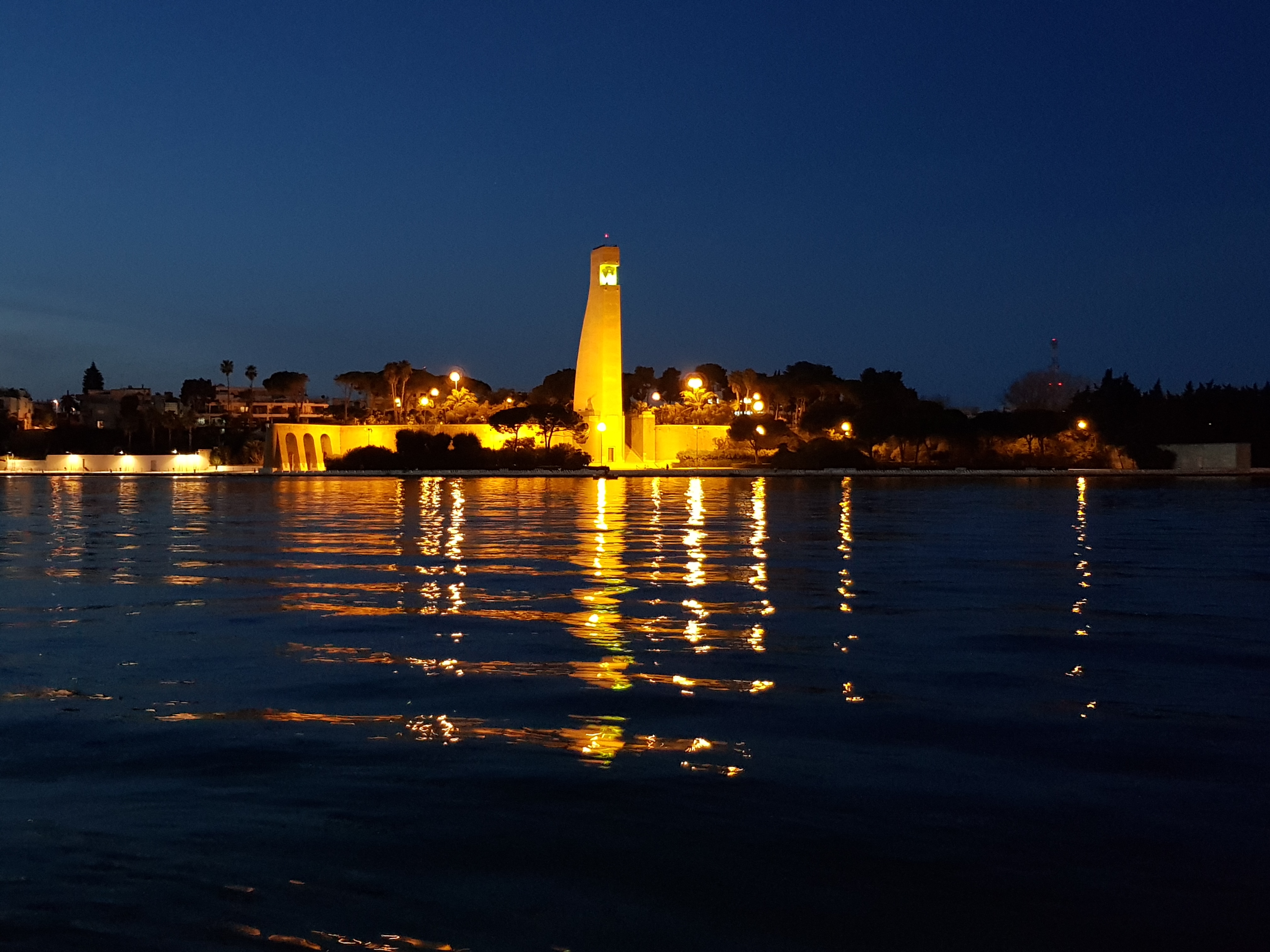 File Monumento Al Marinaio D Italia Brindisi Jpg Wikimedia Commons