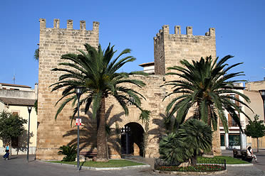 File:Muralla de Alcudia.jpg