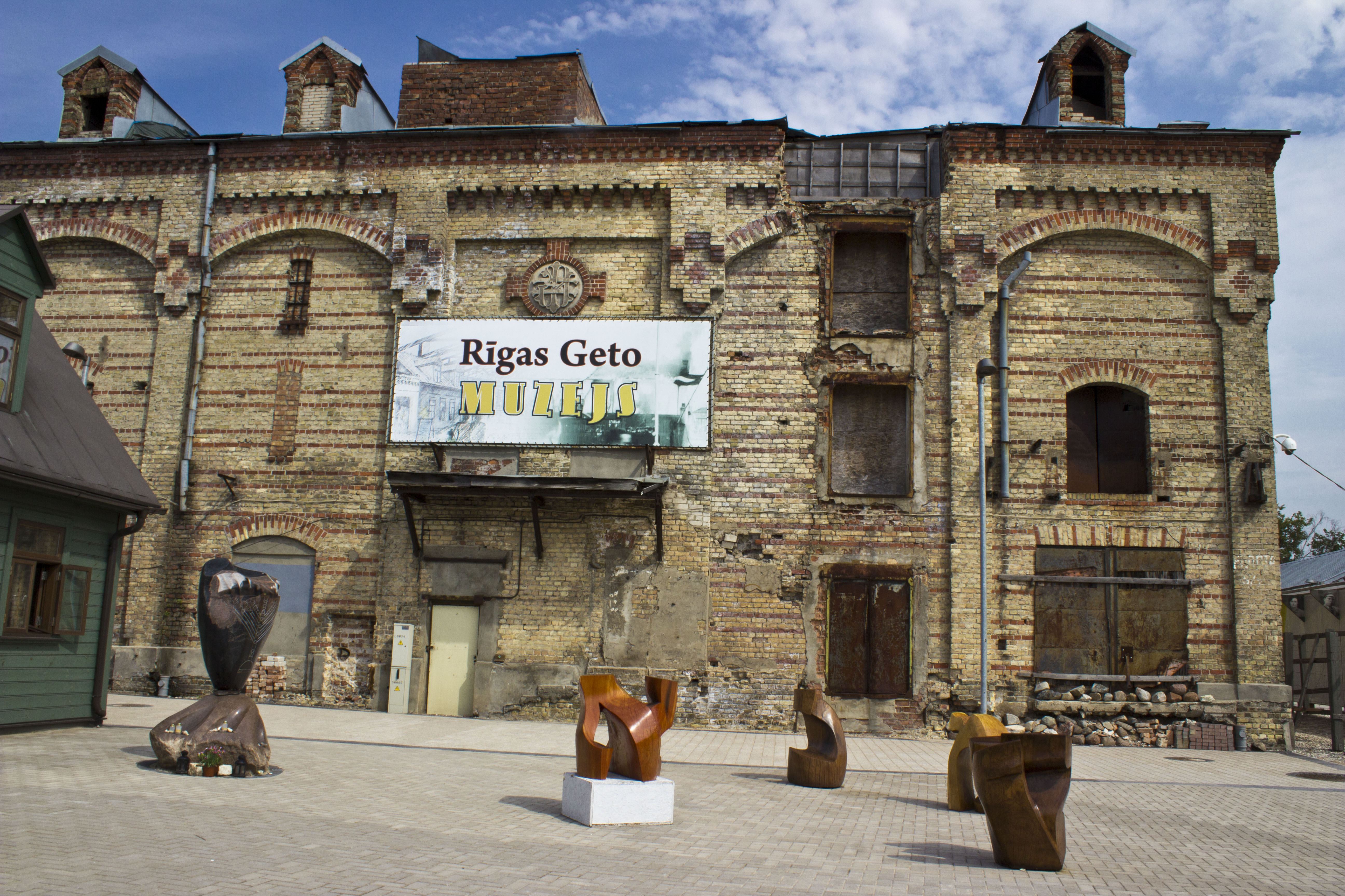 Музей фабрики. Riga Ghetto. Музей гетто. Музей гетто в теренейзине. Гетто Рига фото.