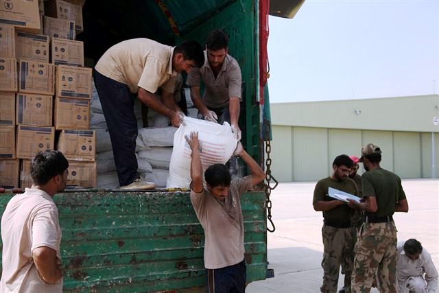 File:Pakistani Workers Unload Sacks of Flour from a Truck into a U.S. Army Helicopter (4866213842).jpg