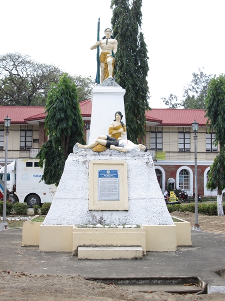 File:Rit-ritemon Kaayong Uprising Monument1.JPG