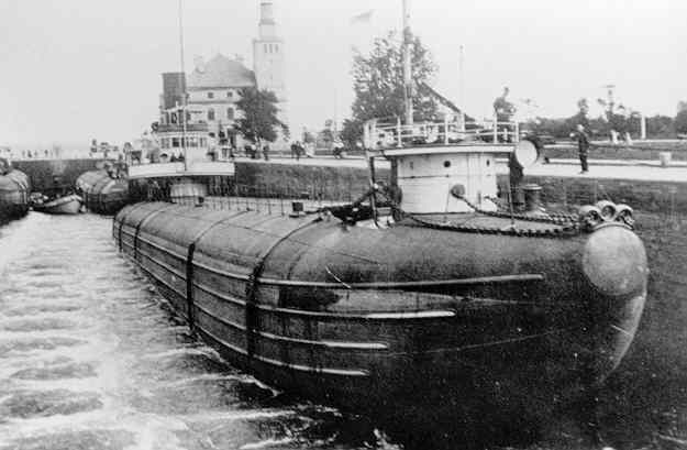 File:Thomas Wilson whaleback BGSU 1 withBarges.jpg