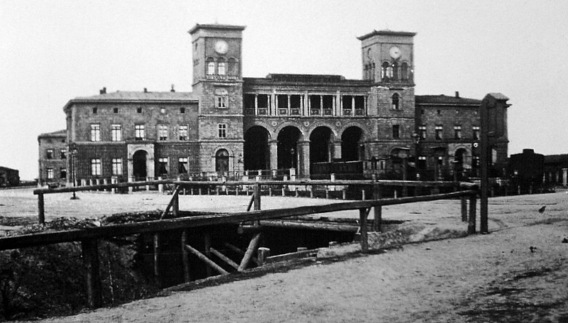 File:Thuringer Bahnhof 1862.jpg