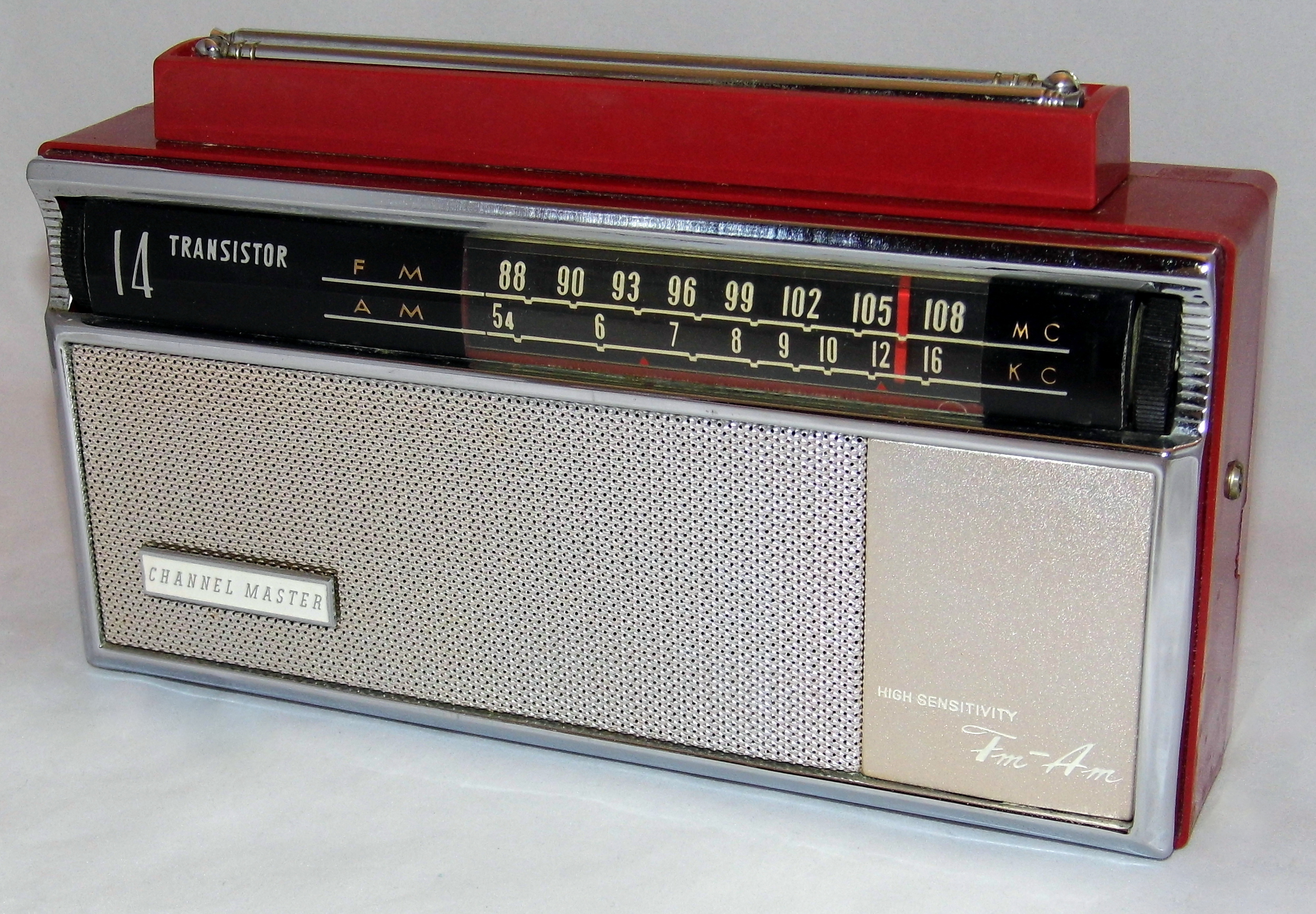 File:Vintage Highwave Portable Transistor Radio, No Model Number, AM-FM  Bands, 14 Transistors, Made In Japan, Circa 1967 (49278533043).jpg -  Wikimedia Commons
