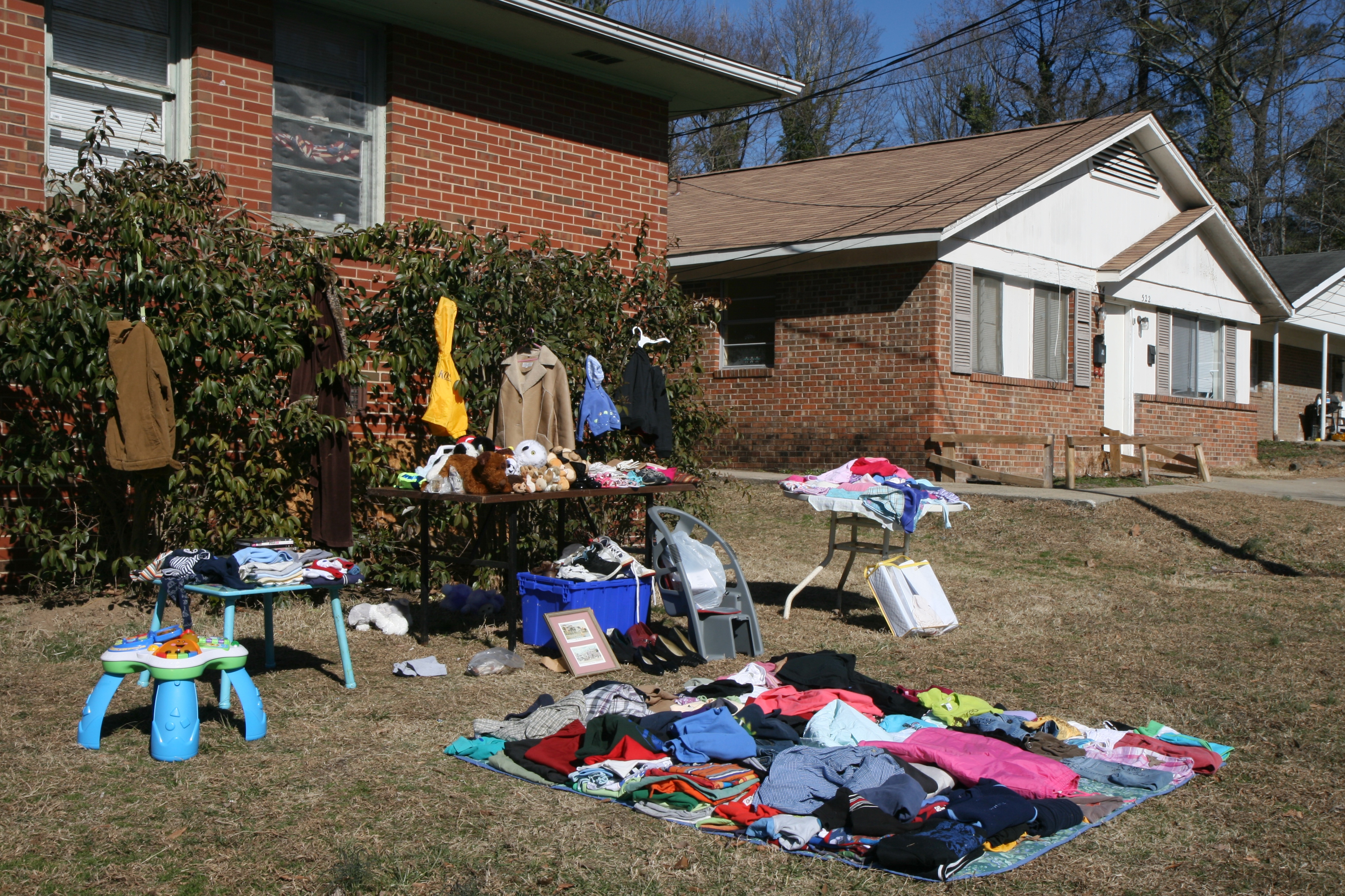 File:2011-02-12 Yard sale on Green St 1.jpg - Wikimedia ...