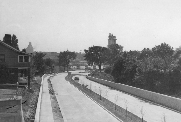 File:420 Approaching Rainbow Bridge, 1942.jpg