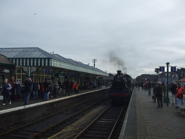 File:A very busy station - geograph.org.uk - 1185592.jpg