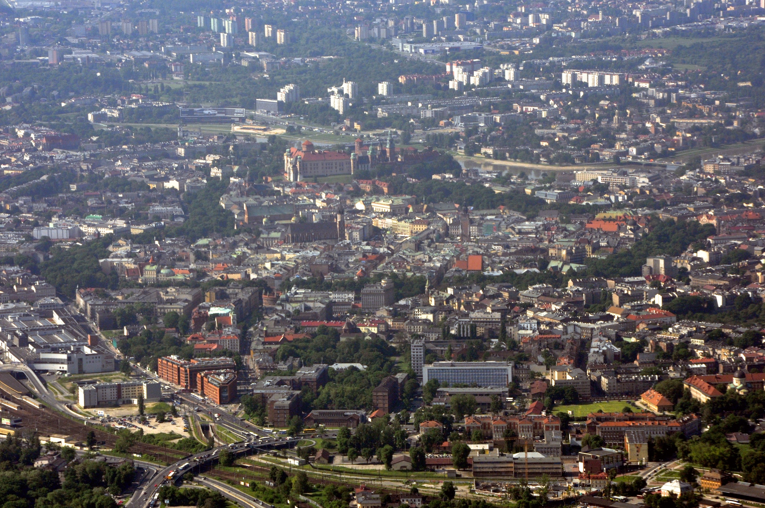 https://upload.wikimedia.org/wikipedia/commons/2/2e/Aerial_photograph_of_Kraków.jpg