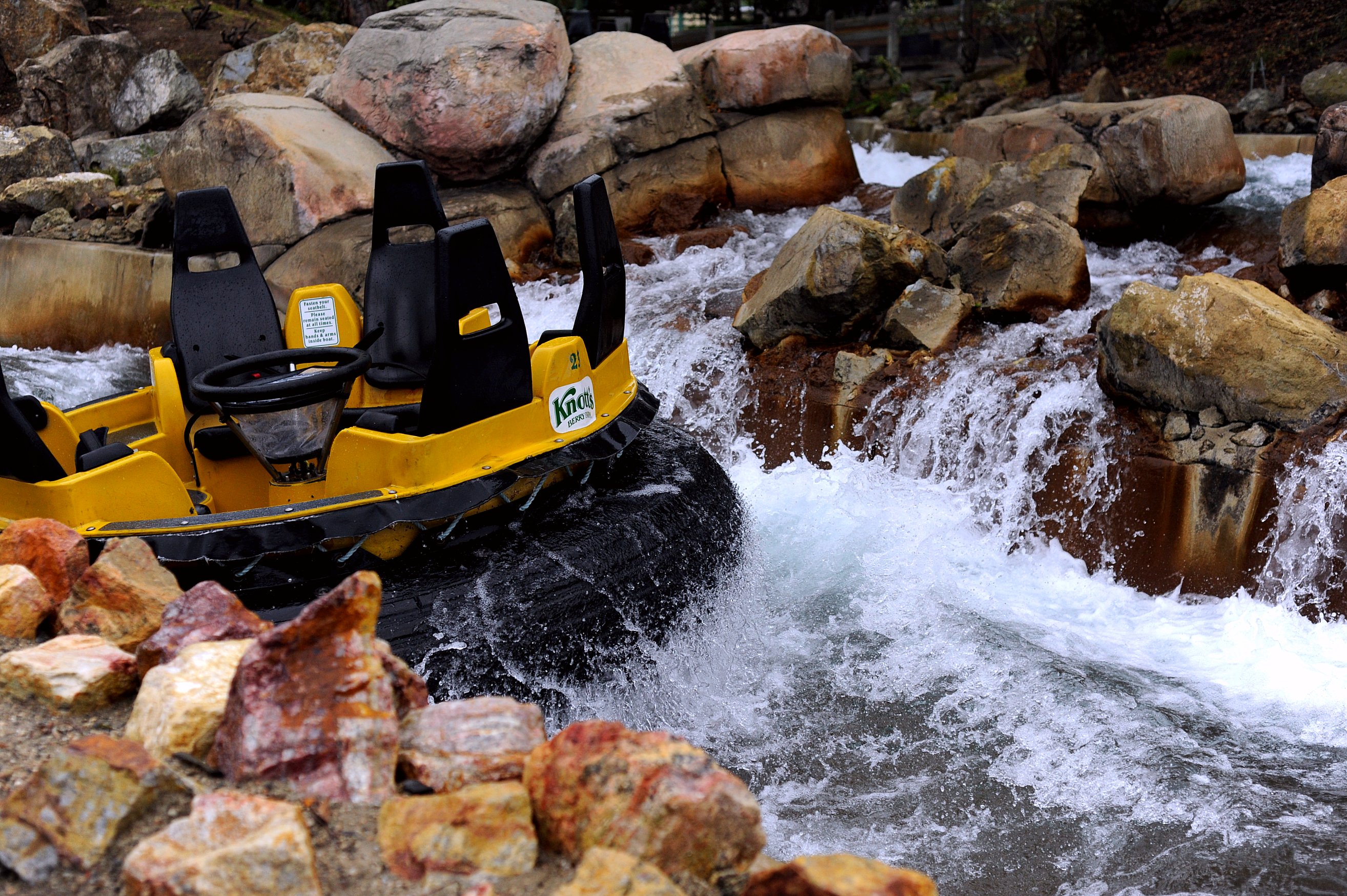 Bigfoot_Rapids_at_Knott%27s_Berry_Farm_%287033223687%29.jpg