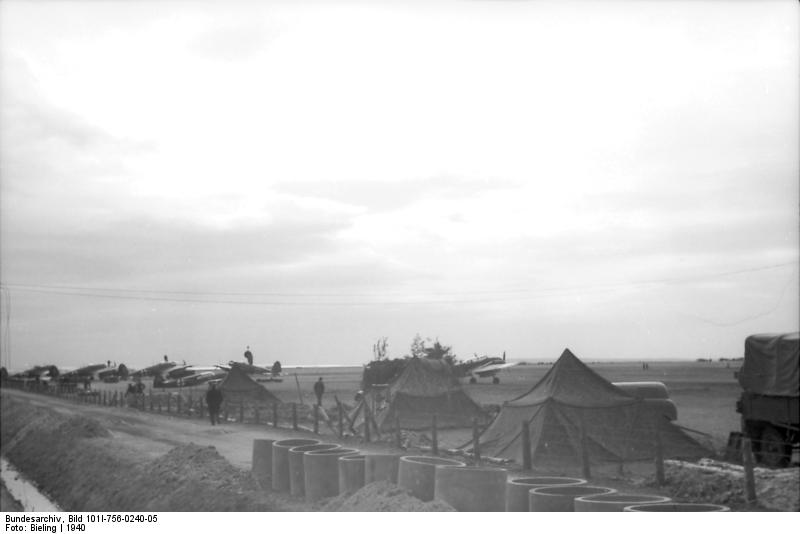 File:Bundesarchiv Bild 101I-756-0240-05, Dänemark, Feldflugplatz wird eingerichtet.jpg