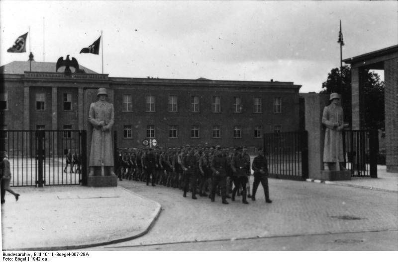 File:Bundesarchiv Bild 101III-Boegel-007-28A, Berlin, Kaserne der LSSAH, Ausmarsch der HJ.jpg