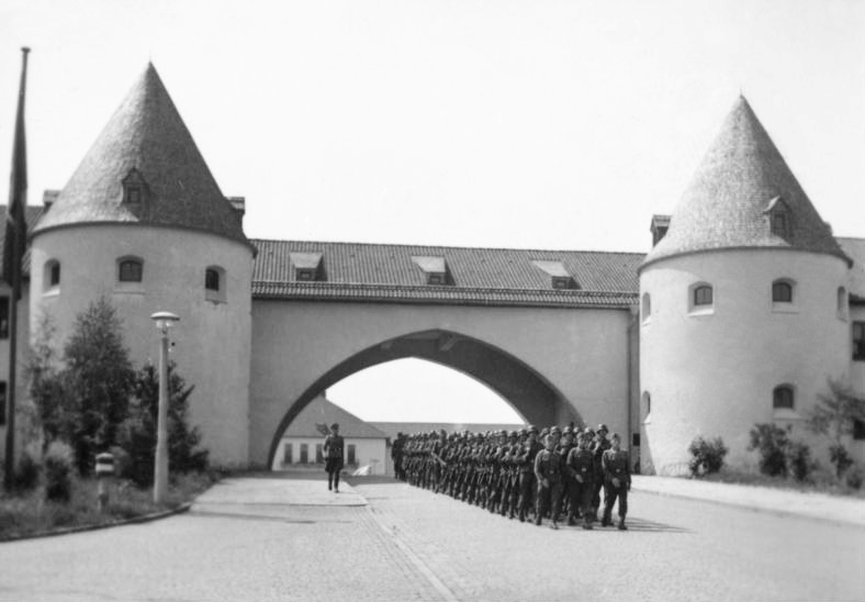 File:Bundesarchiv Bild 101III-Toelz-5228-08, Bad Tölz, SS-Junkerschule.jpg