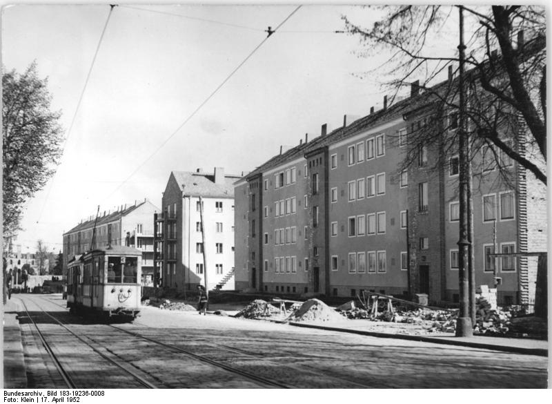 File:Bundesarchiv Bild 183-19236-0008, Frankfurt-Oder, Wilhelm-Pieck-Straße, Wohnblöcke, Straßenbahn.jpg