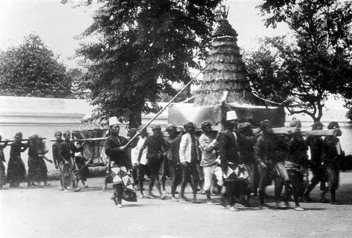 File:COLLECTIE TROPENMUSEUM In een optocht te Yogyakarta wordt een gunungan (ceremoniële rijstberg) gedragen ter gelegenheid van de 'Garebeg TMnr 10003399.jpg