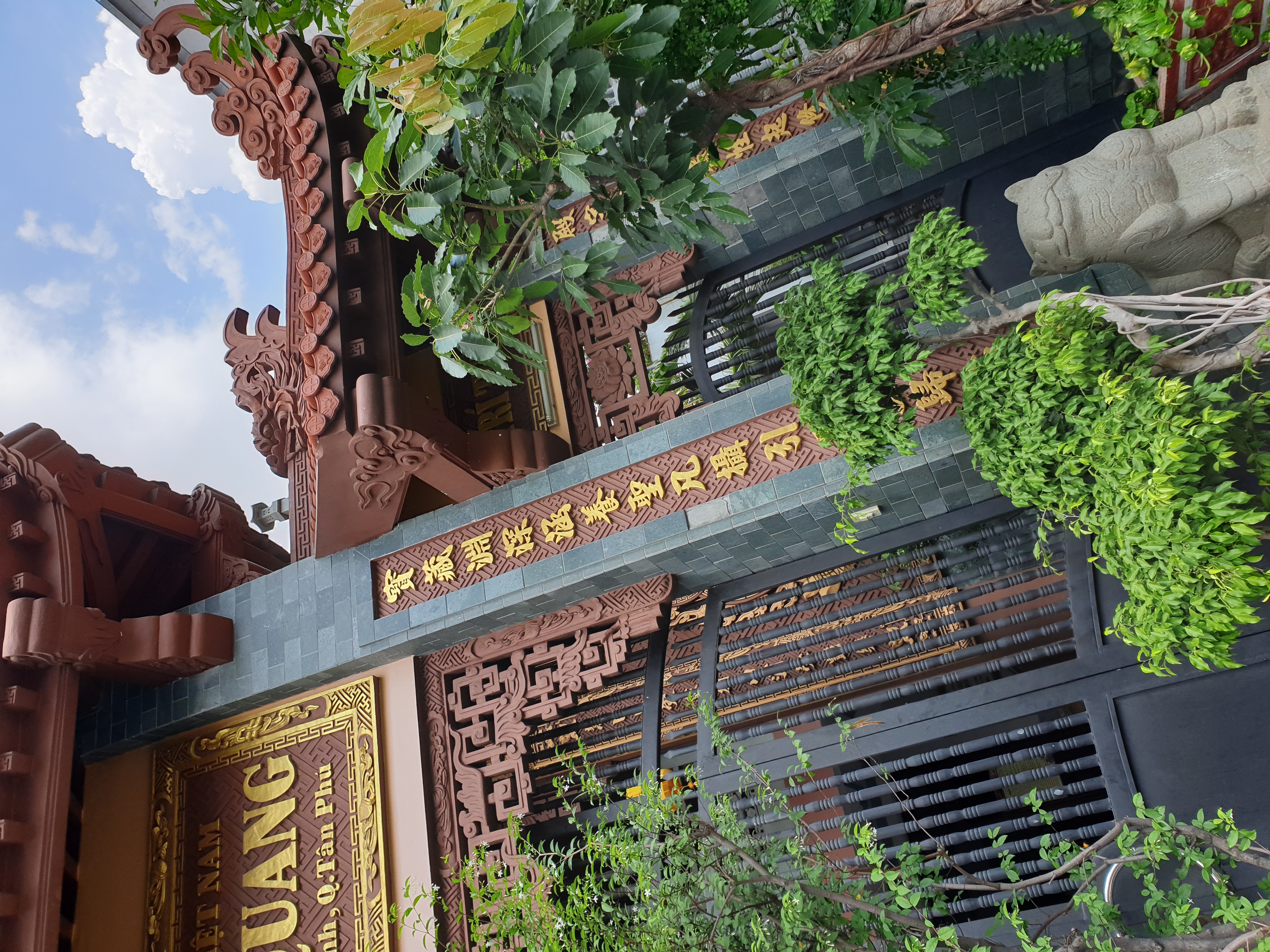 Cổng mặt cạnh là một kiến trúc độc đáo và có tính chất văn hóa cao tại Việt Nam. Điểm đặc biệt ở đây là các mặt cạnh của cổng được chạm khắc với các hình ảnh động vật và câu đối mang tính chất may mắn. Xem hình ảnh liên quan để khám phá vẻ đẹp của cổng mặt cạnh.