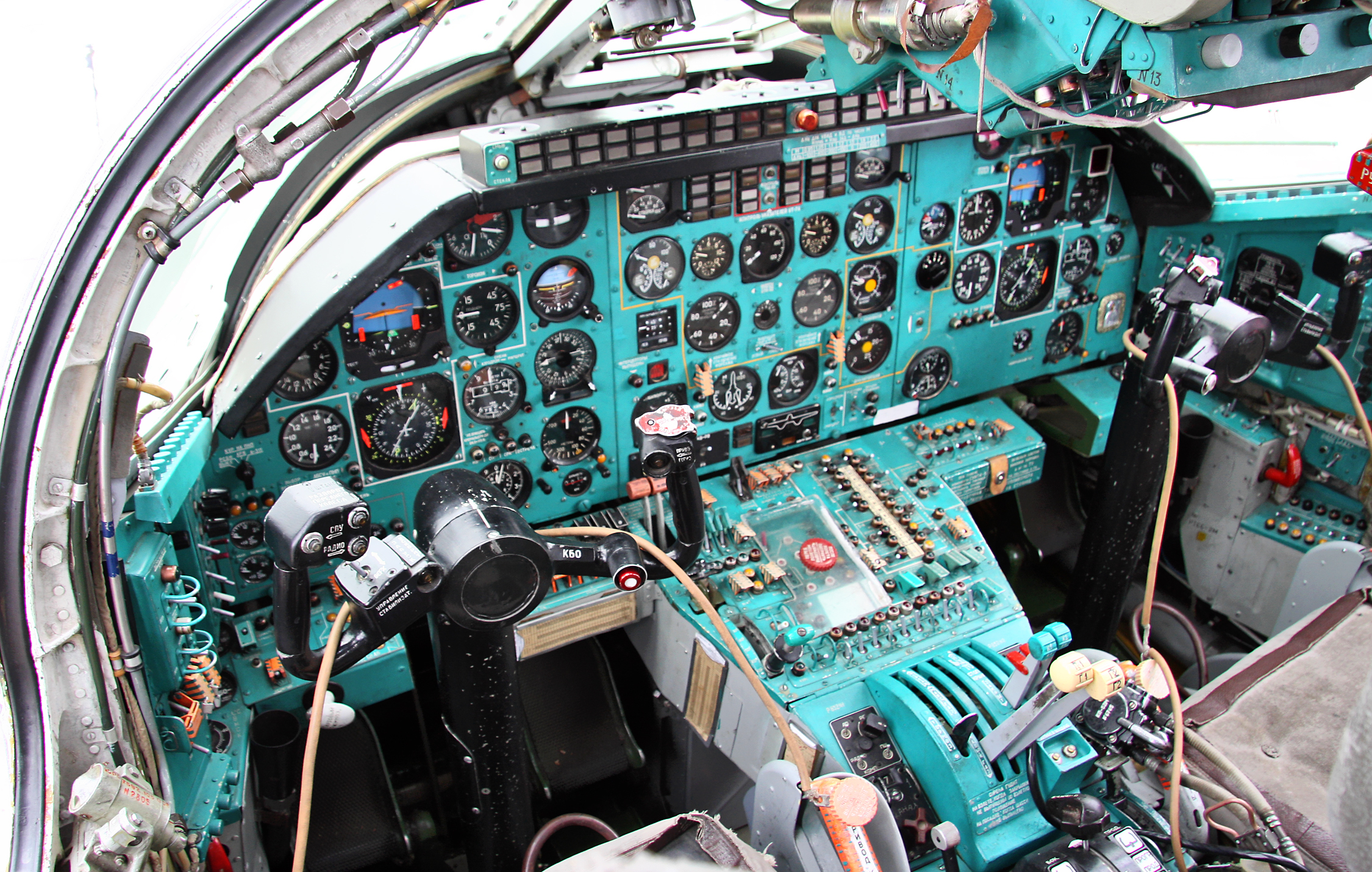 Cockpit_of_Tupolev_Tu-22M3.jpg