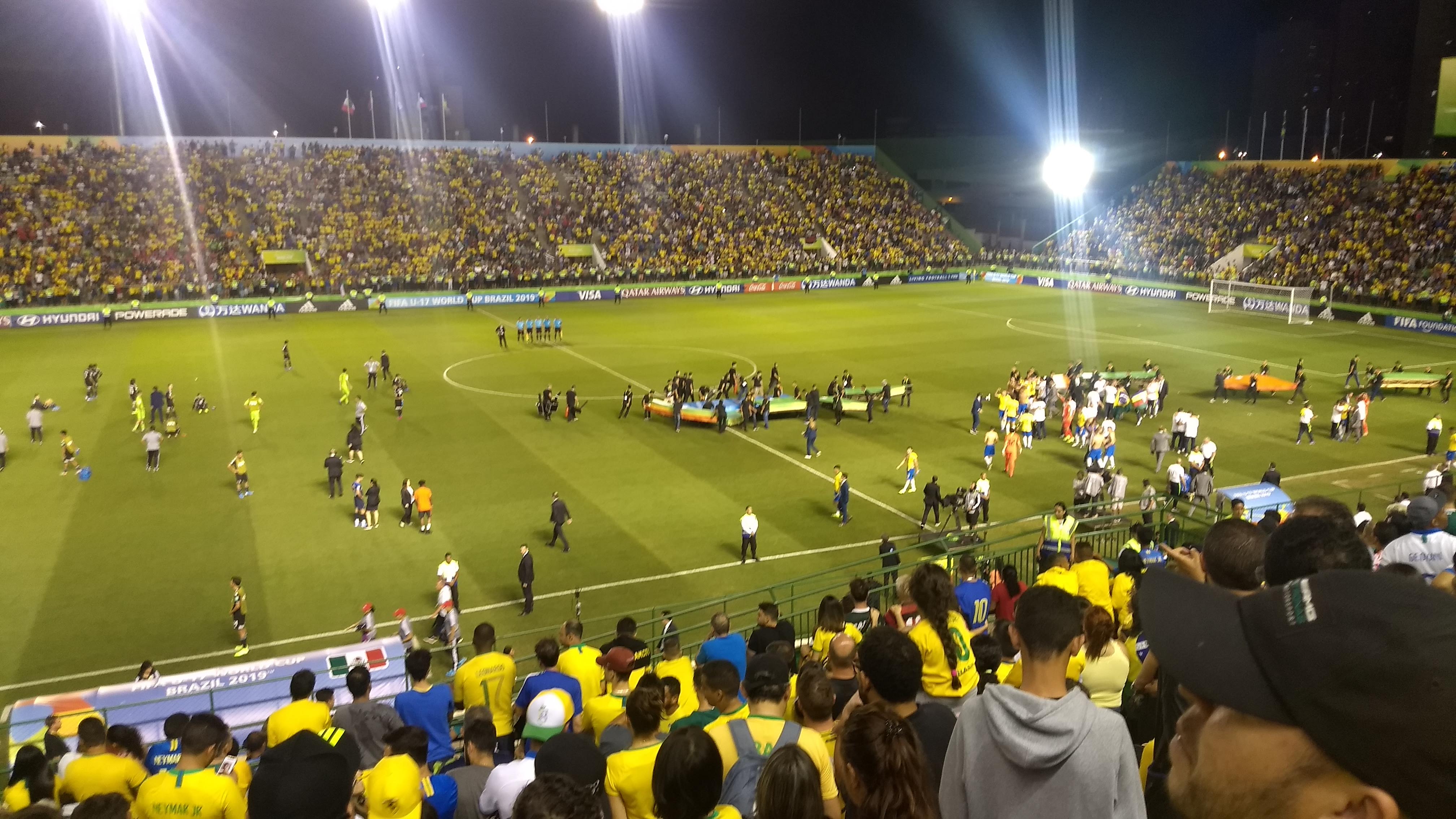 Talles recebe medalha de campeão do Mundial Sub-17 na sede da CBF