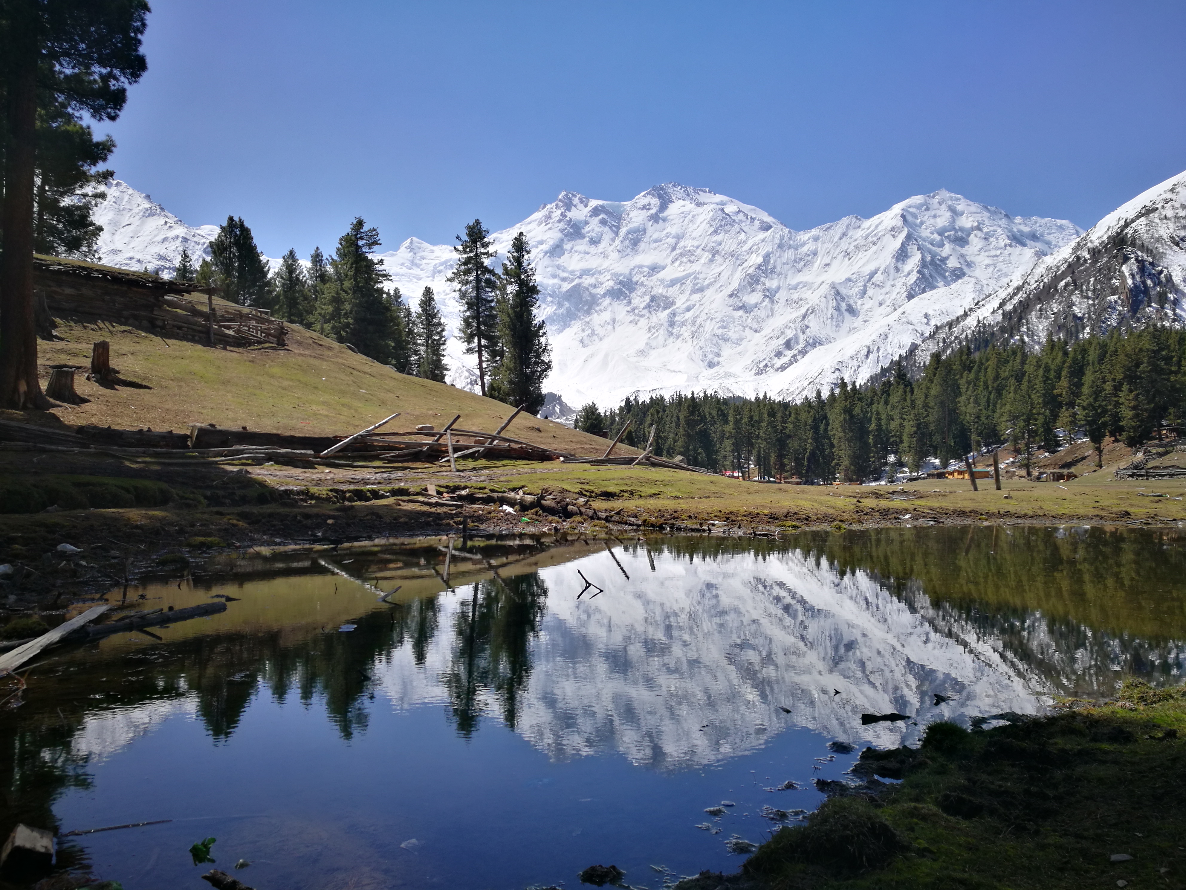 Lake 1. Озеро Мидоу-Ларк. Национальный парк Фэри Медоус. Fairy Meadows указатель. Lake 1 и 6.