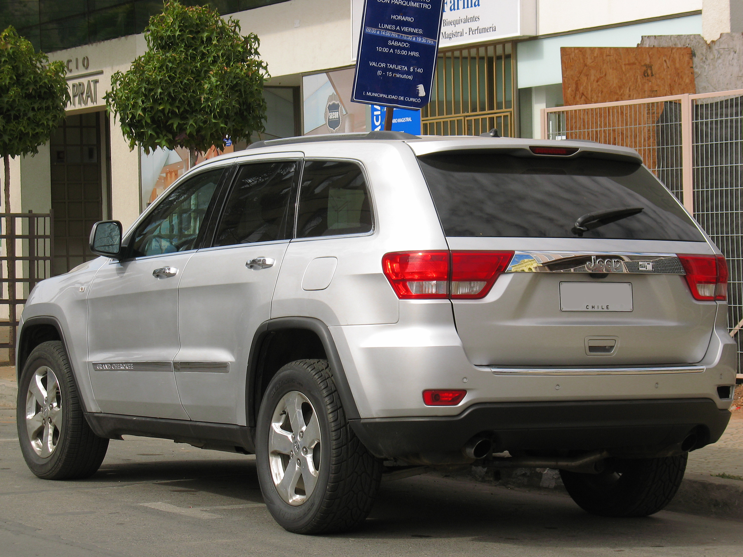 Deshonestidad Al frente mental File:Jeep Grand Cherokee 3.0 CRD Limited 2013 (14084649214).jpg - Wikimedia  Commons