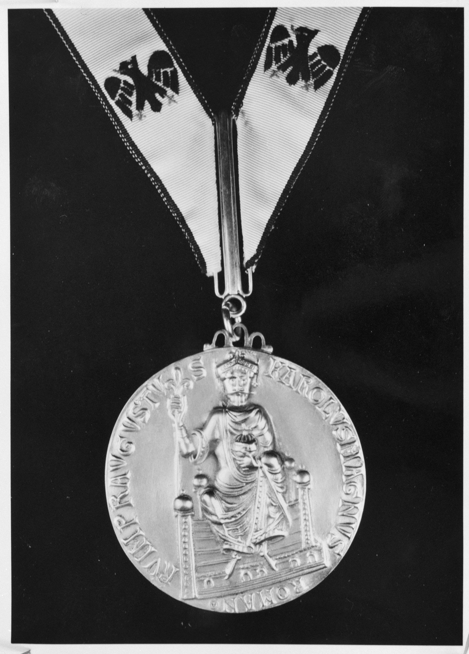 Gepensioneerd feedback Mier File:Karel de Grote prijs voor Minister Luns , de medaille, Bestanddeelnr  920-2550.jpg - Wikimedia Commons