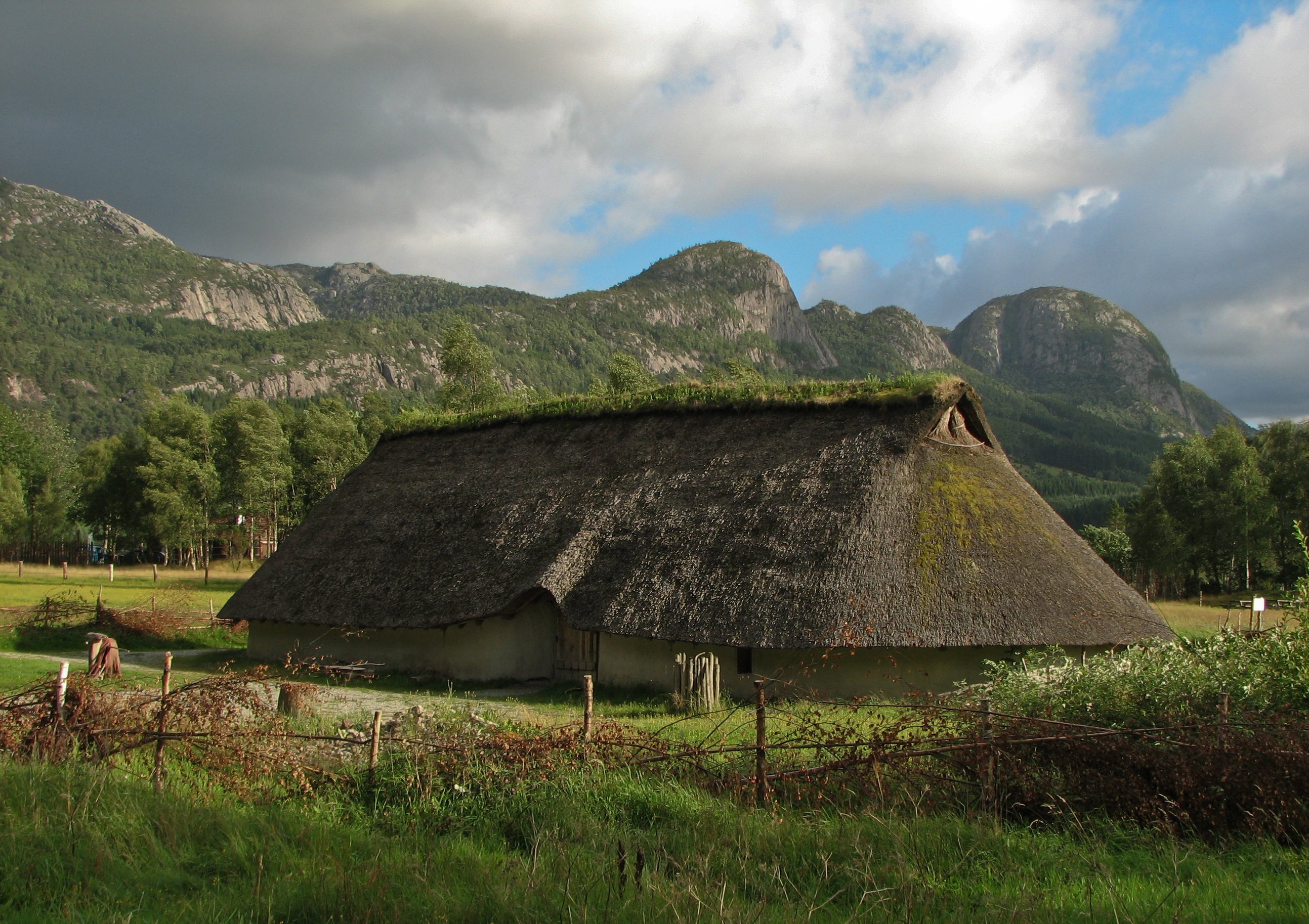 File:Landa - Viking house 2.JPG - Wikipedia