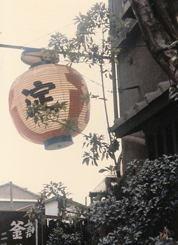 File:Motomachi Hotel with favorite views - paper lantern, 1962 by Robert L. Huffstutter.jpg