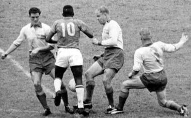 File:Pelé vs swedish defenders 1958.jpg