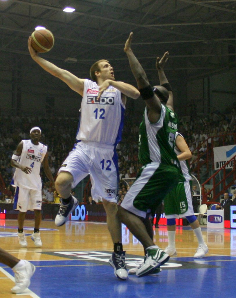 Descubrir 52+ imagen tiro de gancho en el basquetbol