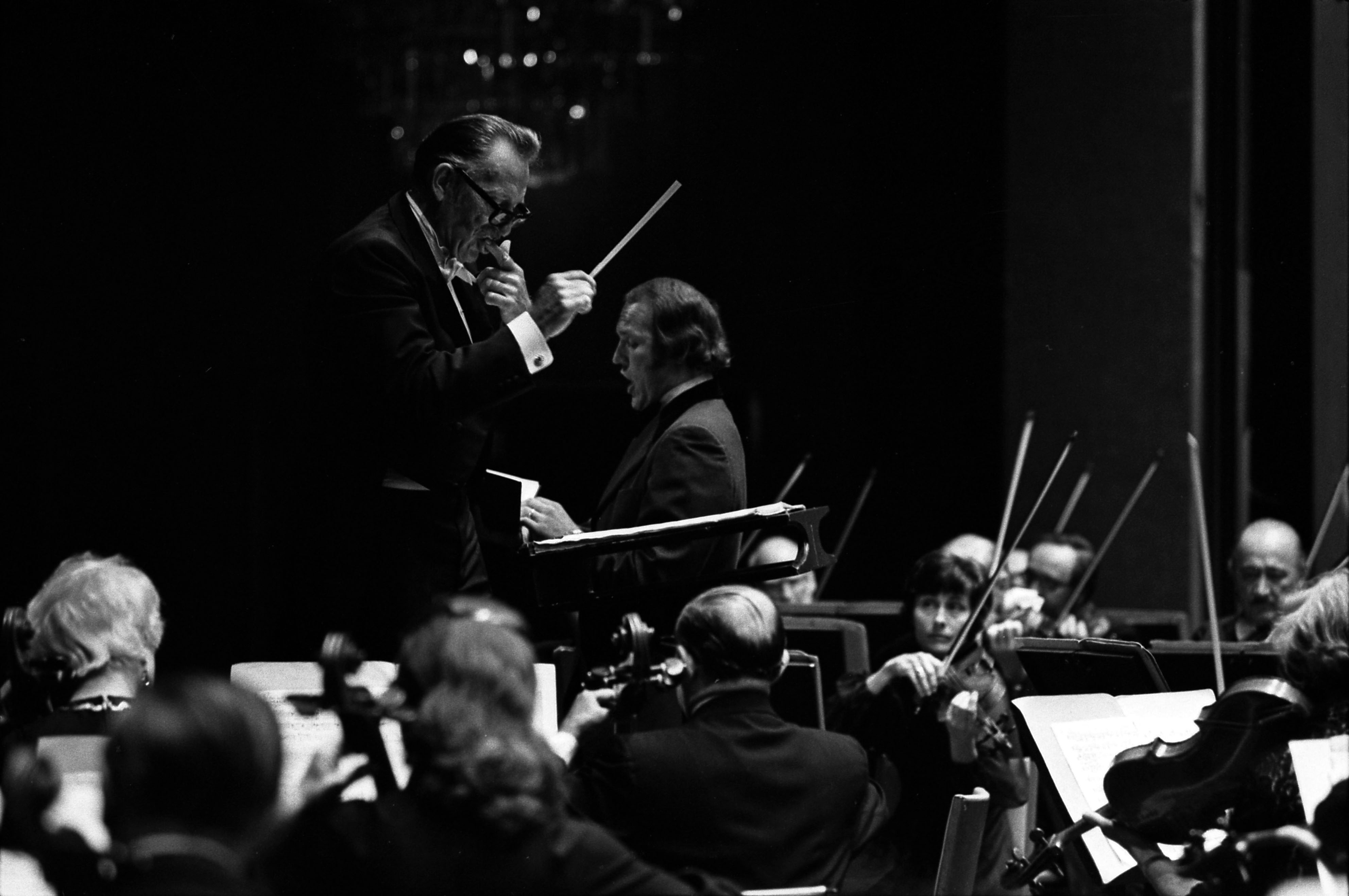 [[Roger Wagner]] leading the Los Angeles Master Chorale in 1973