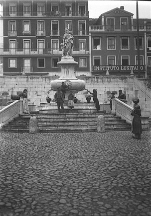 File:Scene a la fontaine en Lisbonne (loin).jpg