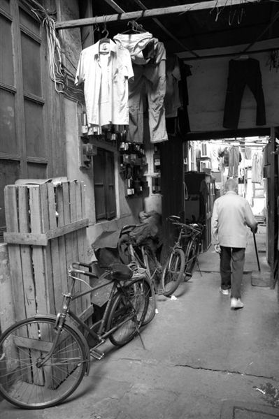 File:Shanghai Old Town B&W.jpg