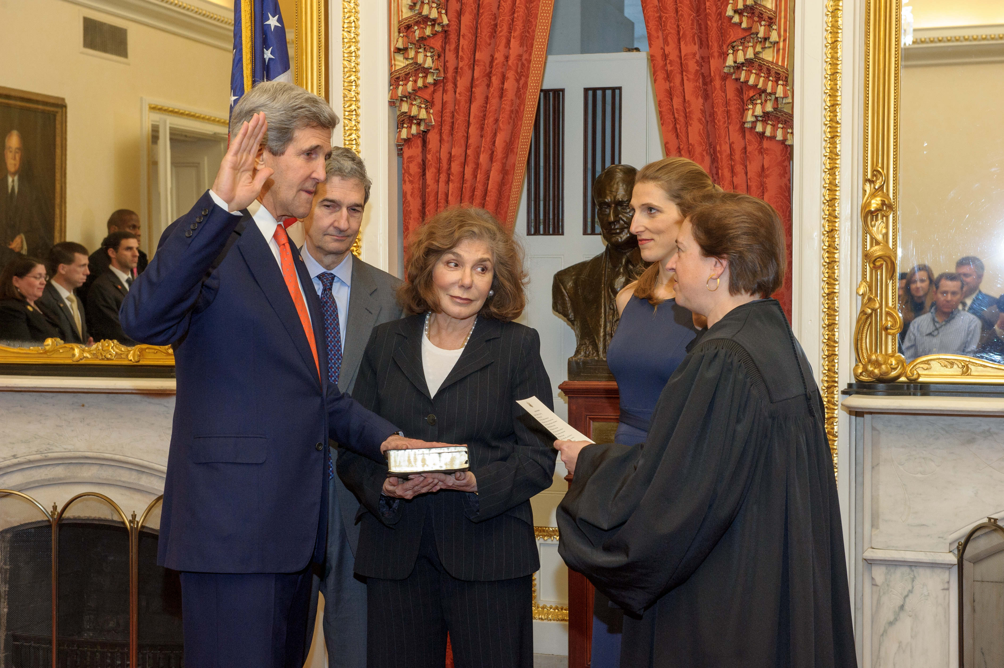 Supreme_Court_Justice_Kagan_Swears_in_Secretary_Kerry_(1).jpg